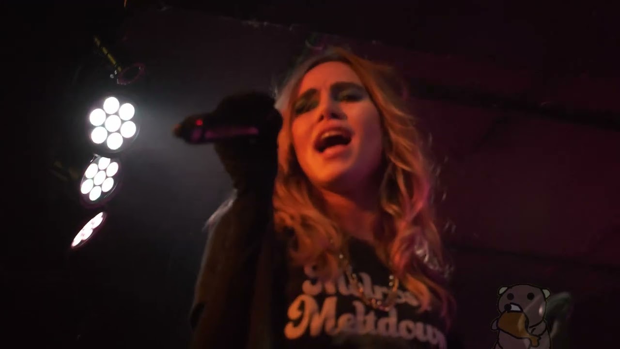 Suki Waterhouse - Johanna (live @ Elsewhere Zone One 5/12/22)