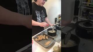唐揚げ揚げる配信