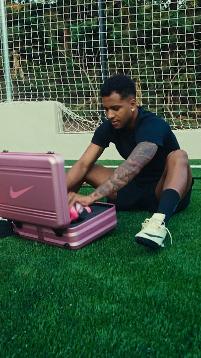 Rodrygo berkemas ke London dengan sentuhan merah muda 🧳 Terima kasih Ronaldinho 🇧🇷 #NikeFootball