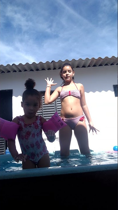 nadando na piscina com minha amiga