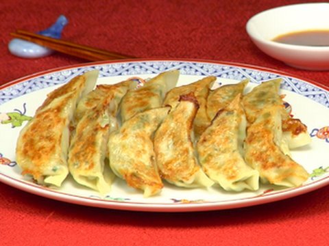 Ingredients for Yaki Gyoza (25 pieces) 120g Ground Pork (4.23 oz) 100g Cabbage (3.53 oz) 50g Onion (1.76 oz) 50g Nira - Garlic Chives (1.76 oz) - Condiments - 1/2 tbsp Soy Sauce 1/2 tsp Sugar A pinch of Pepper 1 tbsp Sake 1/2 tbsp Sesame Oil 1 tbsp Potato Starch 1 tsp Grated Garlic 1/2 tsp Grated Ginger 1/2 tbsp Oyster Sauce or 1 tsp Chinese Soup Base 25 Gyoza Skins 1 tbsp Sesame Oil Flour for dusting - Gyoza Sauce - 1 tbsp Black/White Vinegar 1 tsp Soy Sauce Rayu - a type of Chili Oil or Sesame Oil About Music: Frederic Chopin - Valse in D-flat major "Minute Waltz" - Op. 64 No. 1 Play by Muriel Nguyen Xuan, recording by Stephane Magnenat Creative Commons creativecommons.org