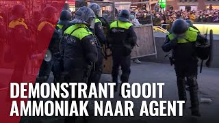 ME aangevallen met ammoniak door demonstranten op het Rokin