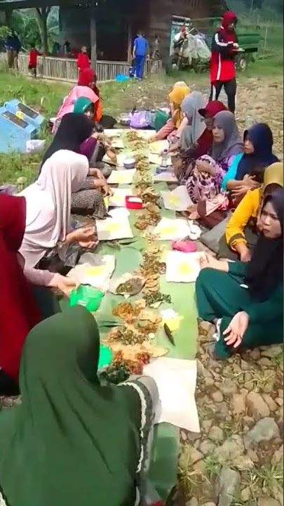 kaum ibu muda makan bersama di persawahan #shorts