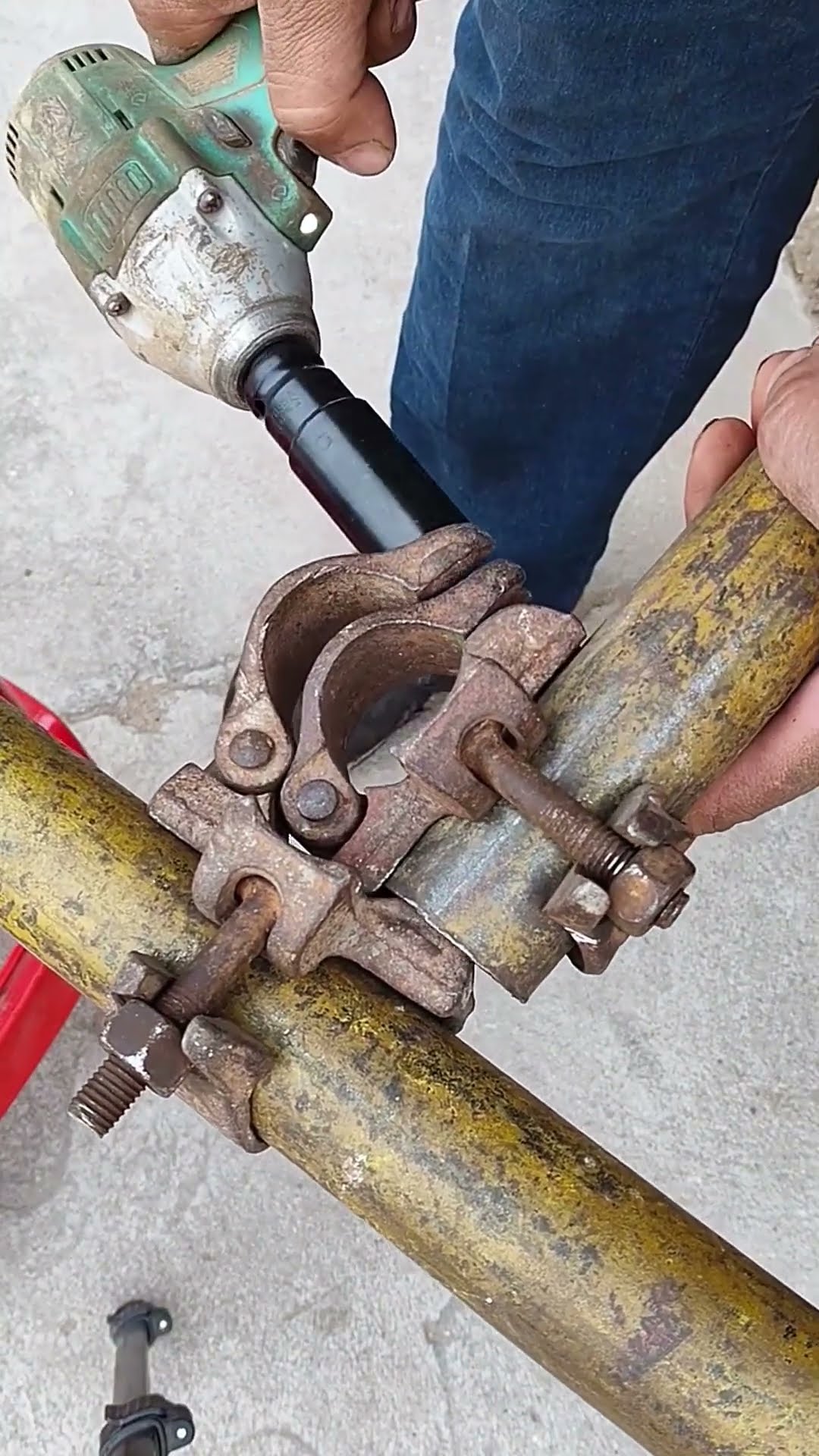 Steel pipe horizontal bracket fixing process- Good tools and machinery make work easy