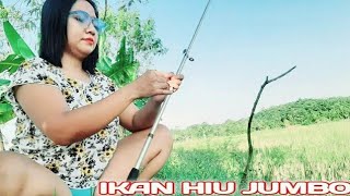 Mancing siang di sungai sawah pedesaan