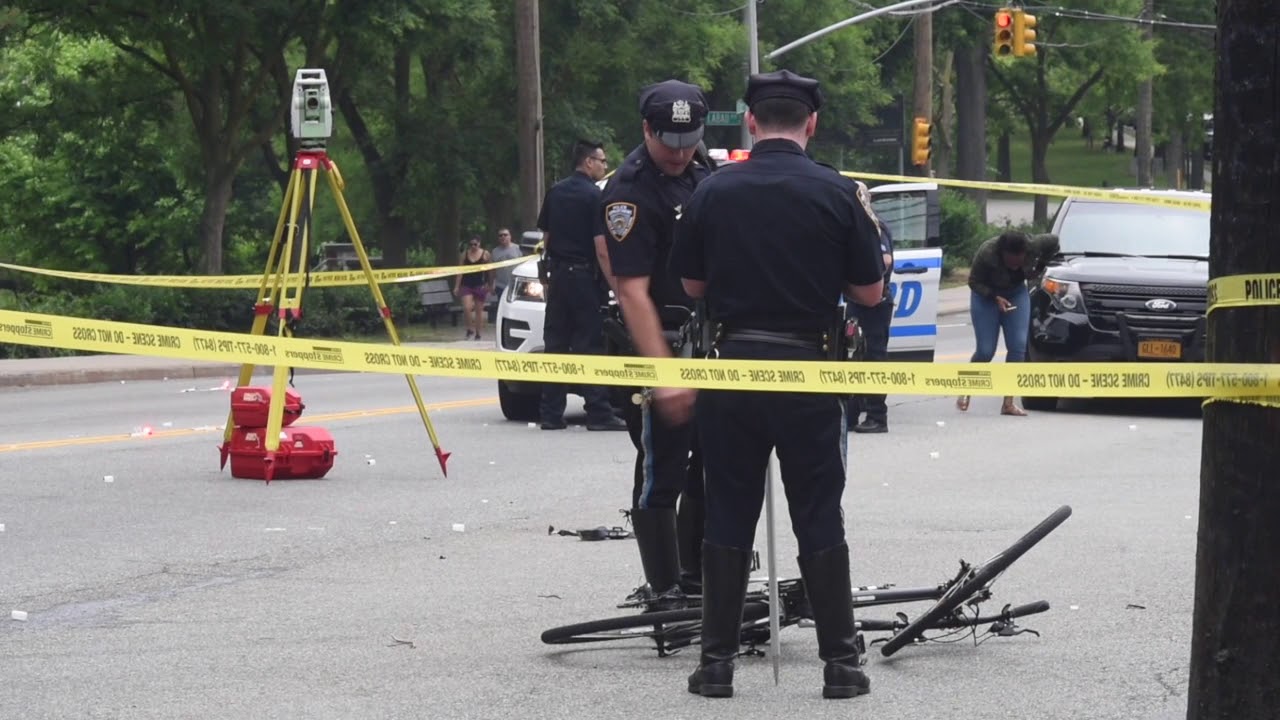 Police investigate serious bicycle crash on Victory Boulevard - MaxresDefault