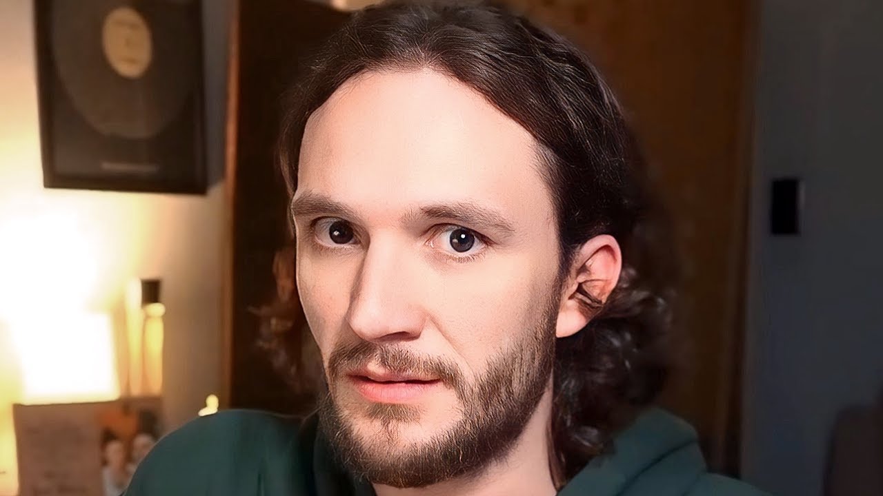 Парень с красным флагом ответил