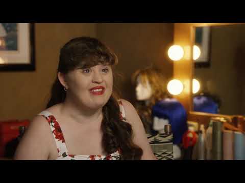 Vidéo: Jamie Brewer - actrice et mannequin trisomique