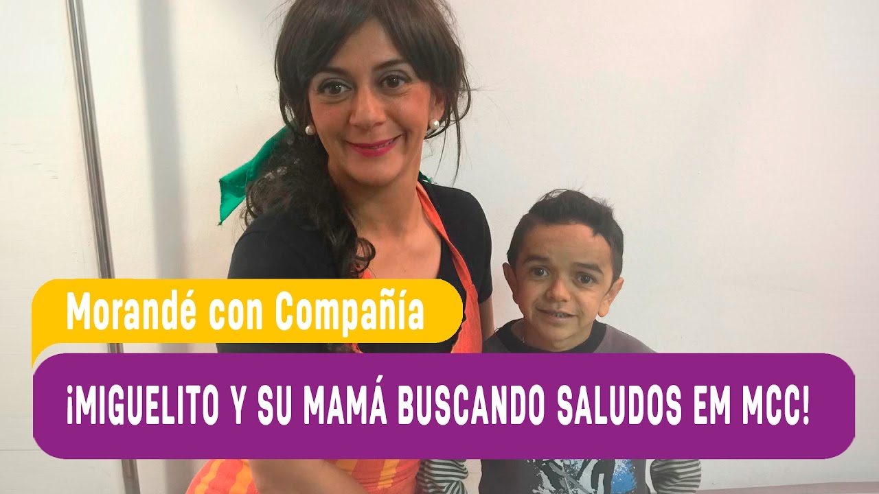 Miguelito y su mamá buscando saludos en los estudios de Morande con