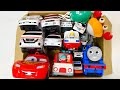 走って落ちる!オモシロおもちゃと救急車のミニカーで坂道走行!Fun toys and mini ambulances race down the slope and fall!