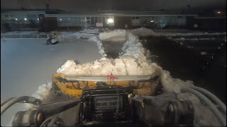 Snow plowing in Toronto, Ontario. JCB 417  Metalpless live edge 10’16’. (1/13/24)