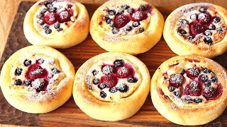 Curd cheesecakes with berries. Yeastfree buns with filling