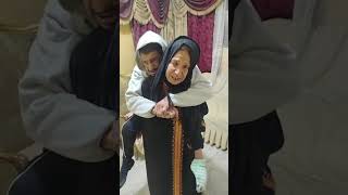 Carrying her son on her back: the first appearance of the 'supportive mother' after trending and ...