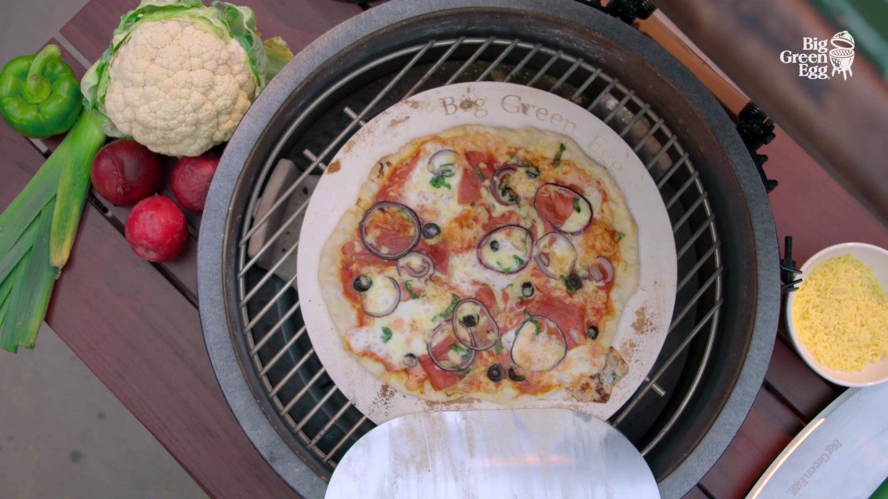 Barbecue Big Green Egg Utilisation de la pierre à pizza