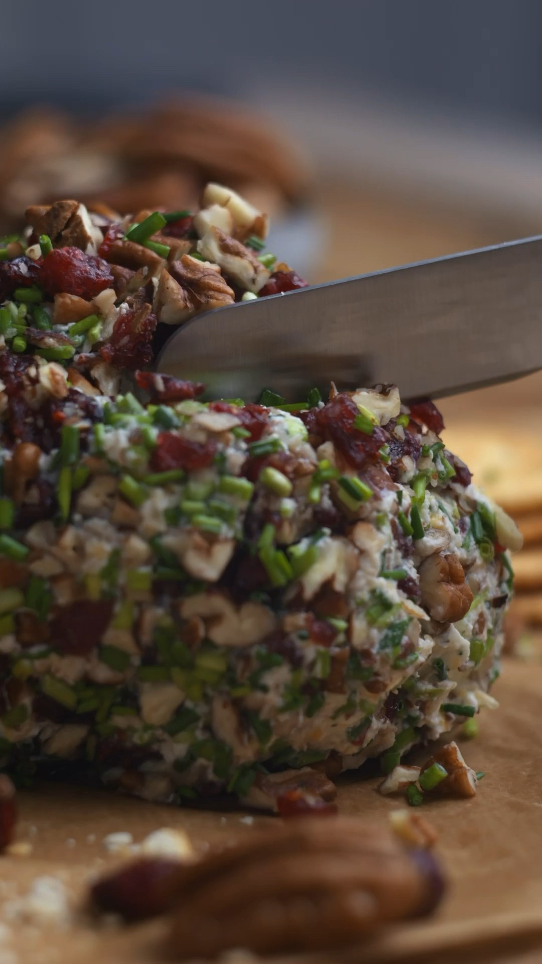 Weihnachtliche Frischkäsekugel mit Cranberrys und Nüssen #shorts - YouTube