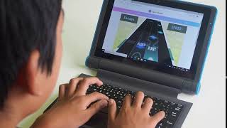 「mouse E10」でリズムゲーム「Sparebeat」をプレイしている息子 - PC Watch