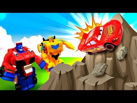 Роботы трансформеры спасают Маквина! Видео с машинками. Игры для мальчиков