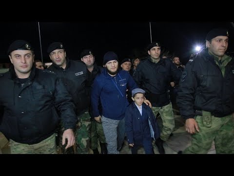 Хабиб в Дагестане, Хабиба сопровождал ОМОН, Более 3000 фанатов встретили  Нурмагомедова в аэропорту,