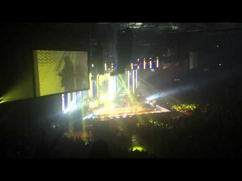 Usher 'Scream' Live