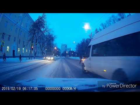 Уфа. Маршрутка проехала на красный...наглость за 25 рублей