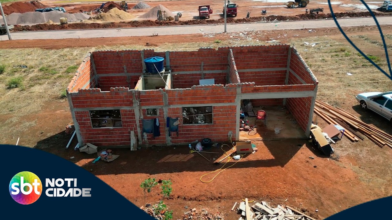 SOLIDARIEDADE: COM CASA DESTELHADA, MORADOR TENTA RECOMEÇAR