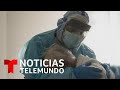 La imagen viral de un médico latino que consuela a un paciente de COVID-19 | Noticias Telemundo