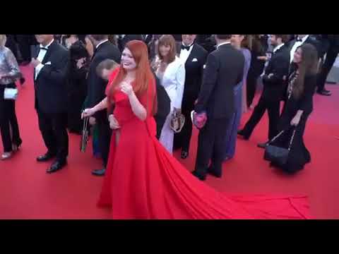 რუს მოდელს კანში კაბა „შემოახიეს “