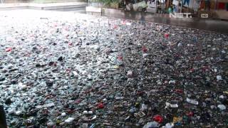 NET17 - Warga ibukota masih saja gemar membuang sampah di sungai