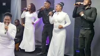 Ntambule ne Yesu |Praise Session With Minister Moreen Feat Divine Ministries Choi.r