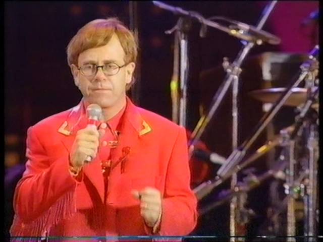 Концерт памяти фредди. Elton John 1992. Элтон Джон 1992 show must go on. Elton John and Freddie Mercury.