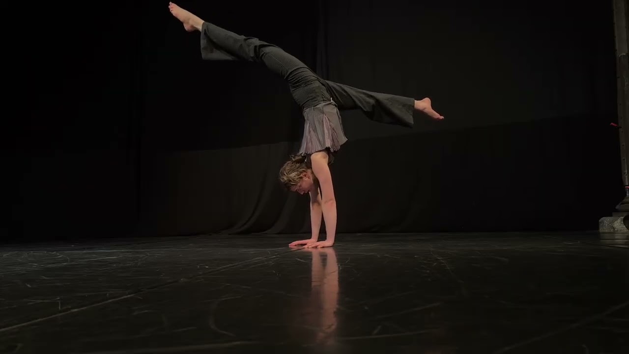 Caro Wuttke Handstands