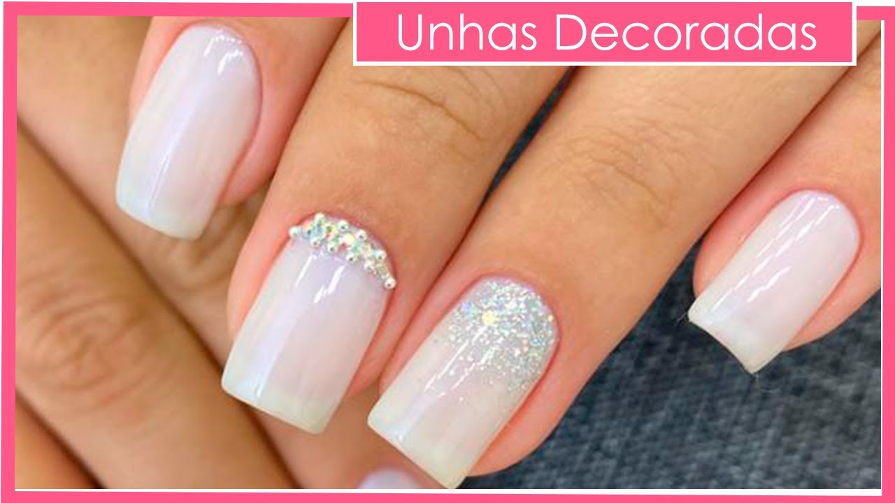 Unhas Decoradas com o Esmalte Chuva de Prata e Pedraria