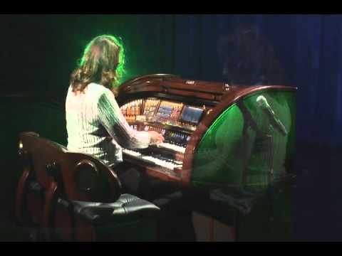 Lori Graves playing Pirates Of The Caribbean on the Lowrey Organ