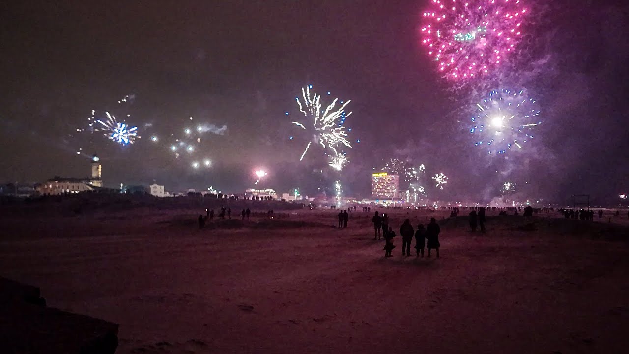 Silvester-Feuerwerk 2024 am Strand von Warnemünde