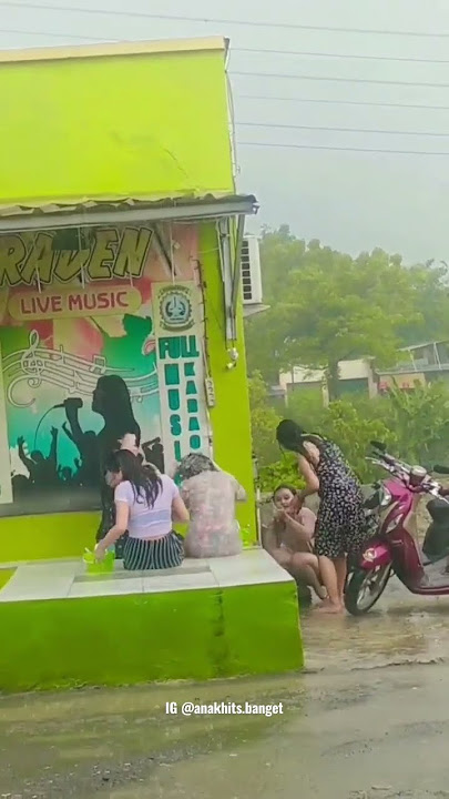 Cewek Cewek mandi air hujan