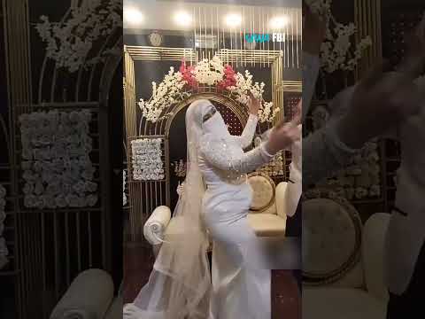 عروس مصرية منتقبة ترقص خلال حفل زفافها بطريقة مثيرة في مصر