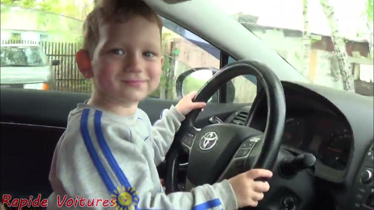 Voiture Conduite Enfant. Garçon Tout-petit En Véhicule Maintenant Volant  Prétendre À Conduire Banque D'Images et Photos Libres De Droits. Image  5788425