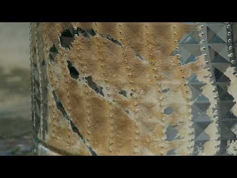 مشهد من فيديو: فني يفحص غسالة ملابس أمامية داخل المنزل