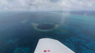 MarDe Dani en Belize, Lighthouse Reef, Flying over Great Blue Hole