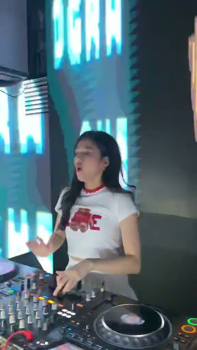 DJ una performance monkeyking Gading serpong