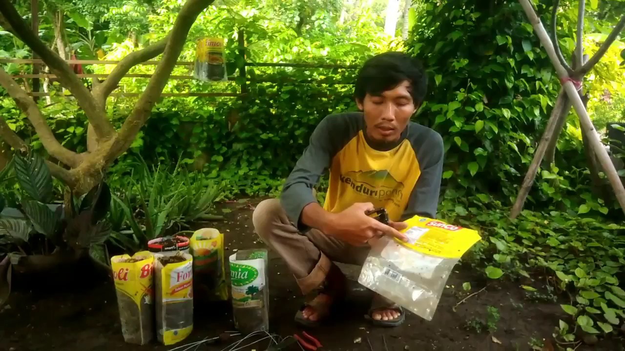  Pot  gantung dari  sampah plastik bungkus minyak  goreng  2 