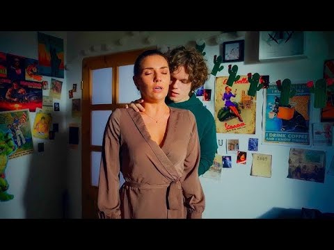 معلمه ف سن الأربعين بتحس بانجذاب شديد ناحية تلميذها وبتستني الفرصه المناسبه علشان تعبرله عن مشاعرها