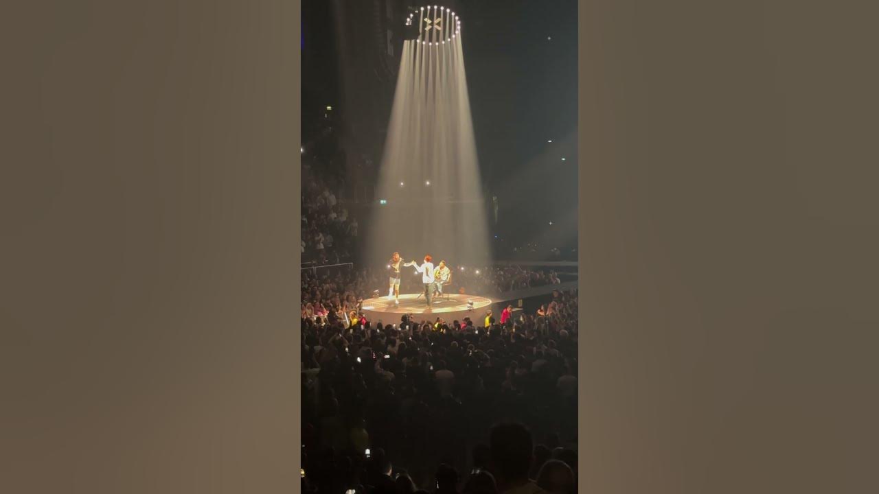 Fan sings Stay with @postmalone on stage @ O2 Arena Fan sings Stay with @postmalone on stage @ O2 Arena