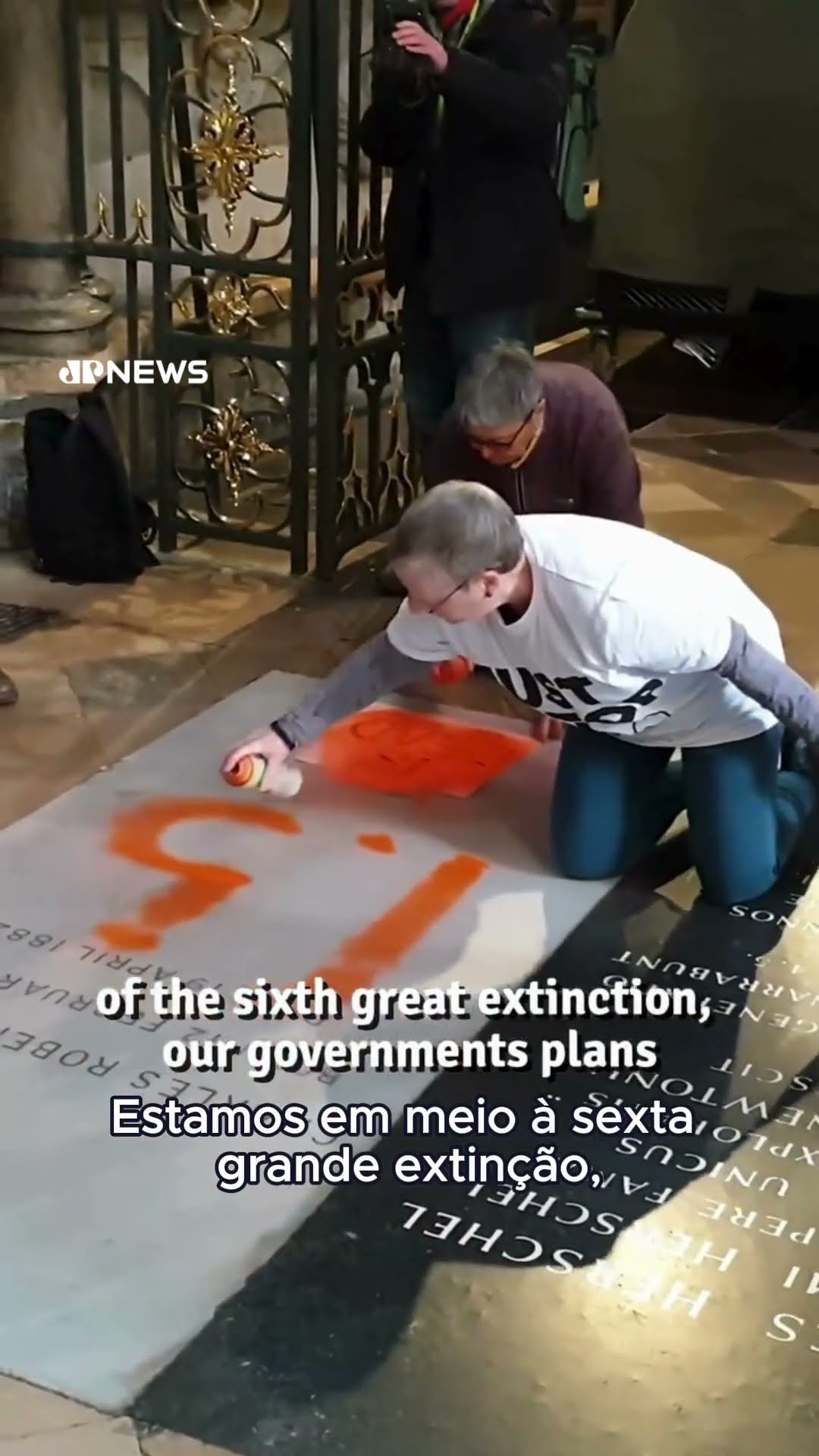 Ativistas do Just Stop Oil vandalizam túmulo de Charles Darwin; assista