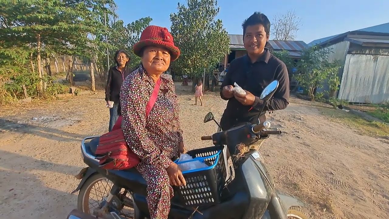 យាយស្រីប្រកបមុខរបរលក់ពោតកំបោរនិងបាយទ្រាប