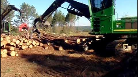 John Deere 2154 log loader working in tandem with a John Deere 2554 with Waratah 624c processor
