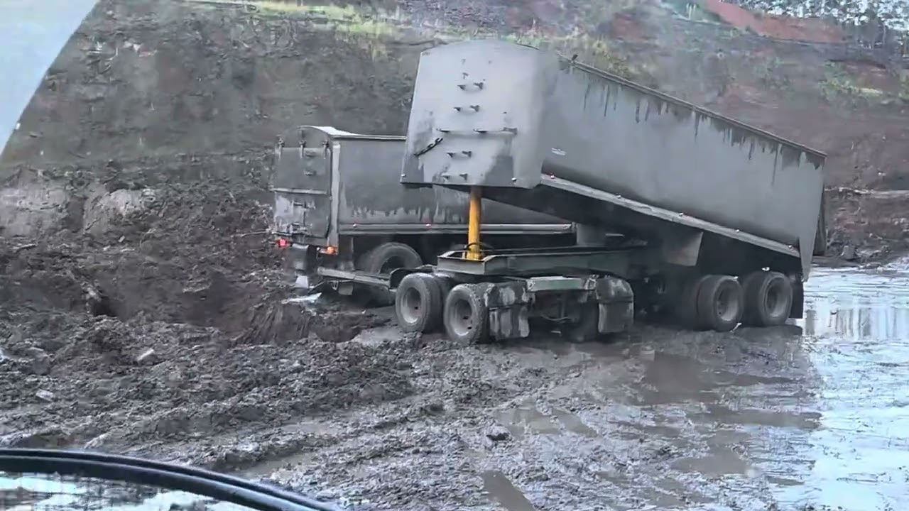 Truck and Trailer Freight-liner Tipper Jacknifing  NZ