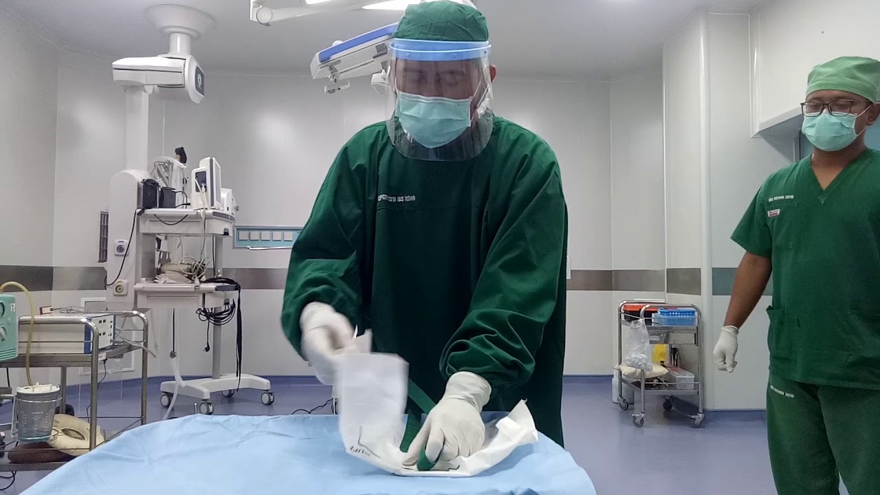 Memakai dan melepas gaun operasi