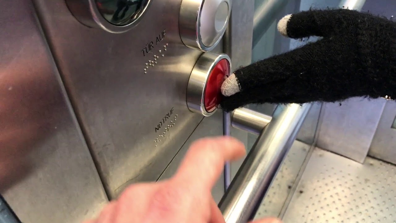 2006 LUTZ Aufzug am Jungfernstieg in Hamburg (Zur Verteilerebene)