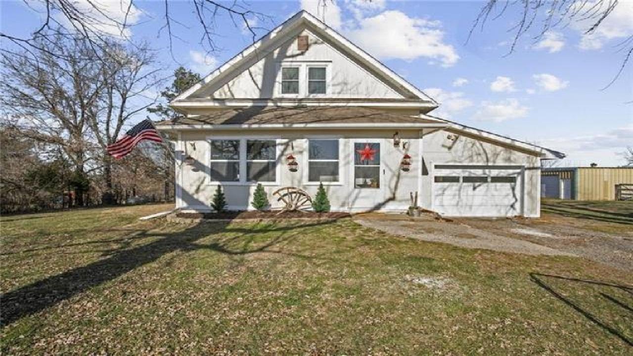 33706 E Spencer Drive, Oak Grove, MO Presented by Sally Moore.